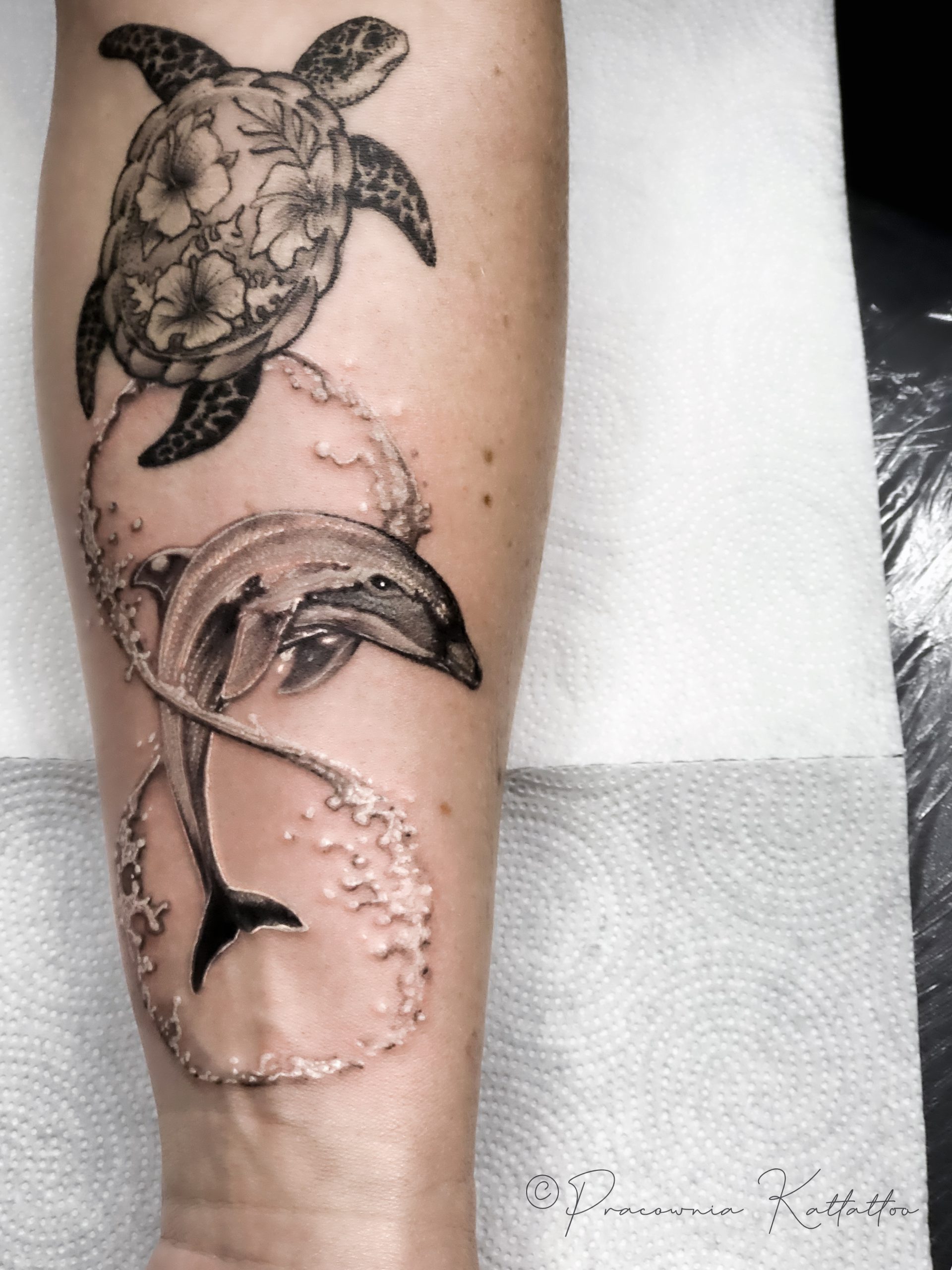 tatuaż delfin i żółw