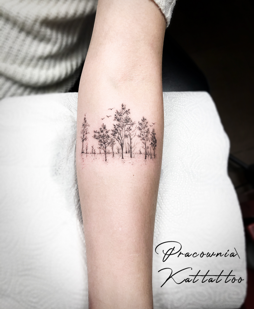las mały delikatny tatuaż 