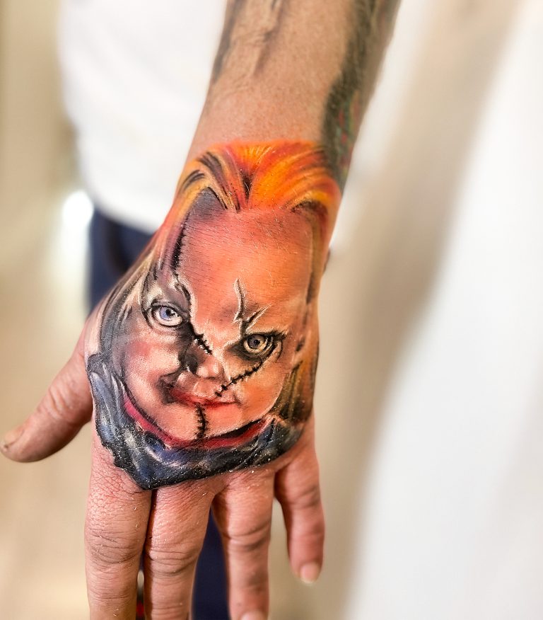 chucky na dłoni tatuaż szczecinek kattattoo